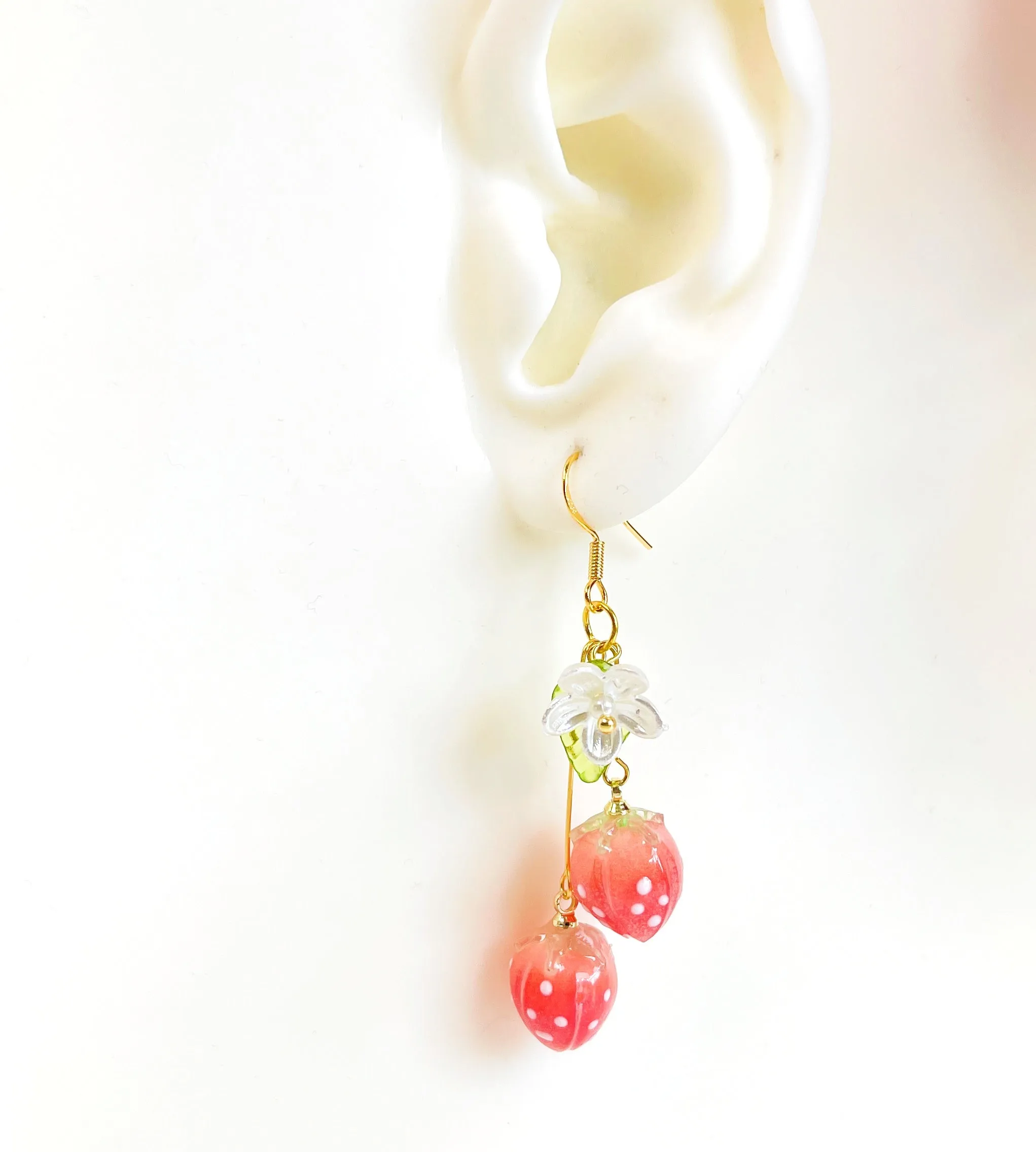E193 shrink plastic strawberry daisy flower dangle earrings