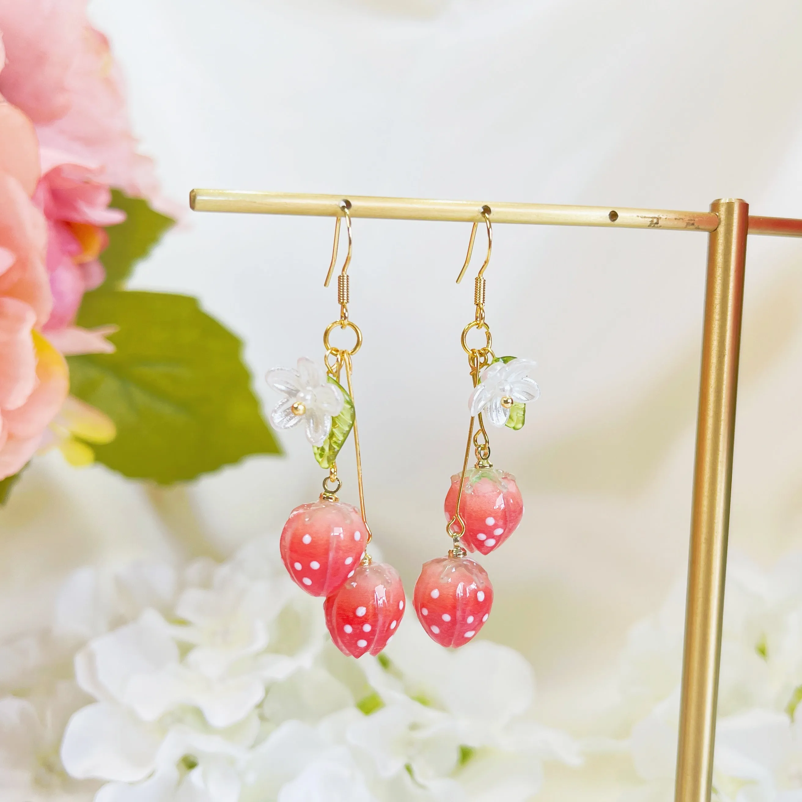 E193 shrink plastic strawberry daisy flower dangle earrings