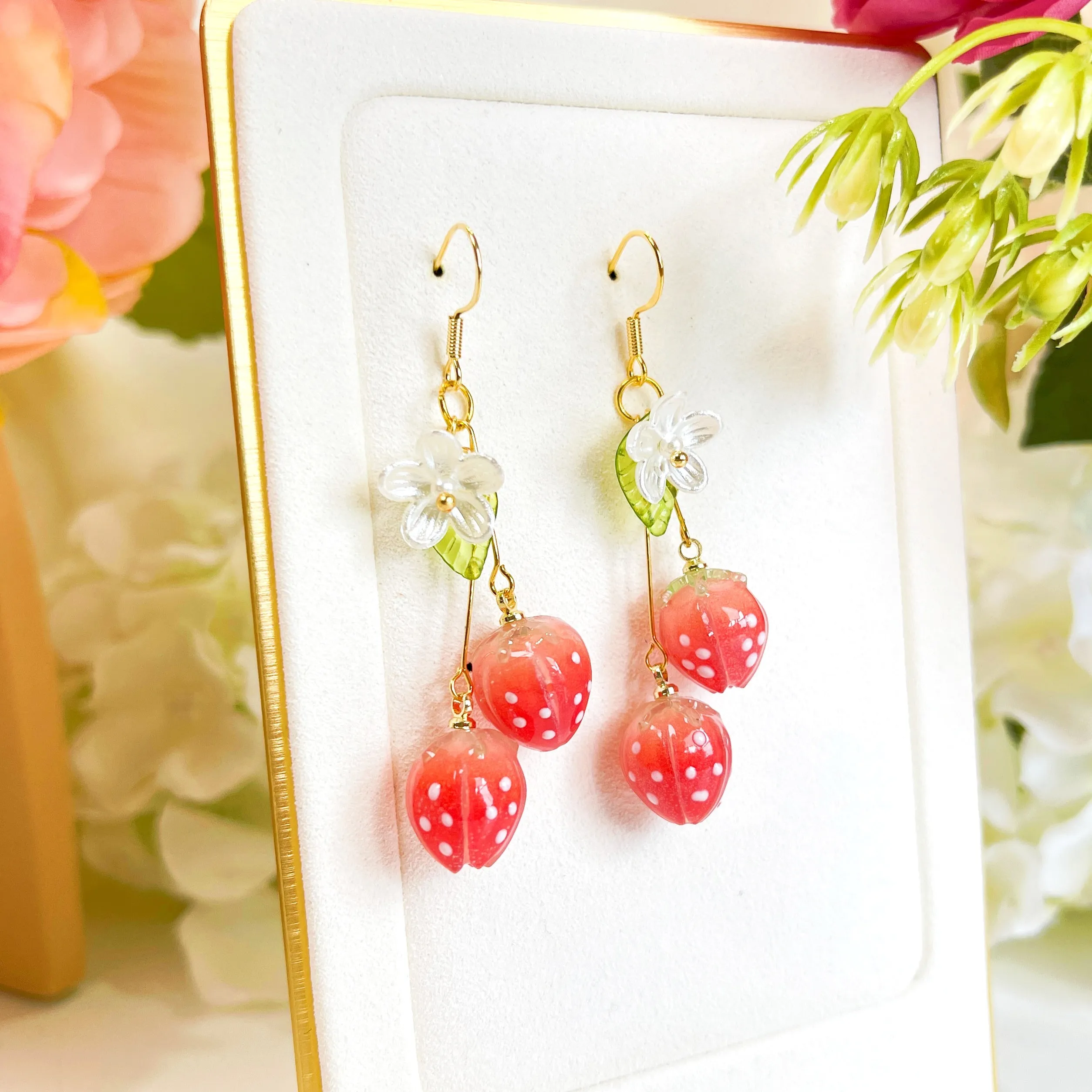 E193 shrink plastic strawberry daisy flower dangle earrings