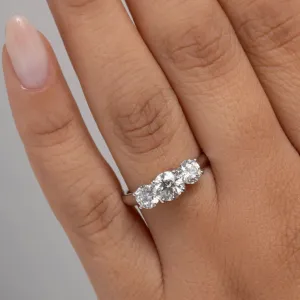 LEXI 1.25ct | Round 3-Stone Diamond Set in Platinum