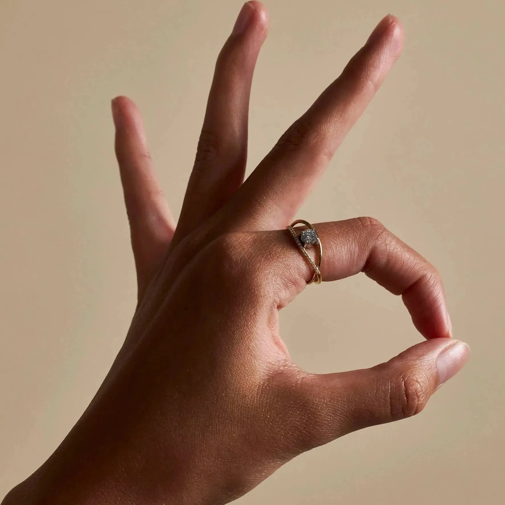 Parallax pave round ring