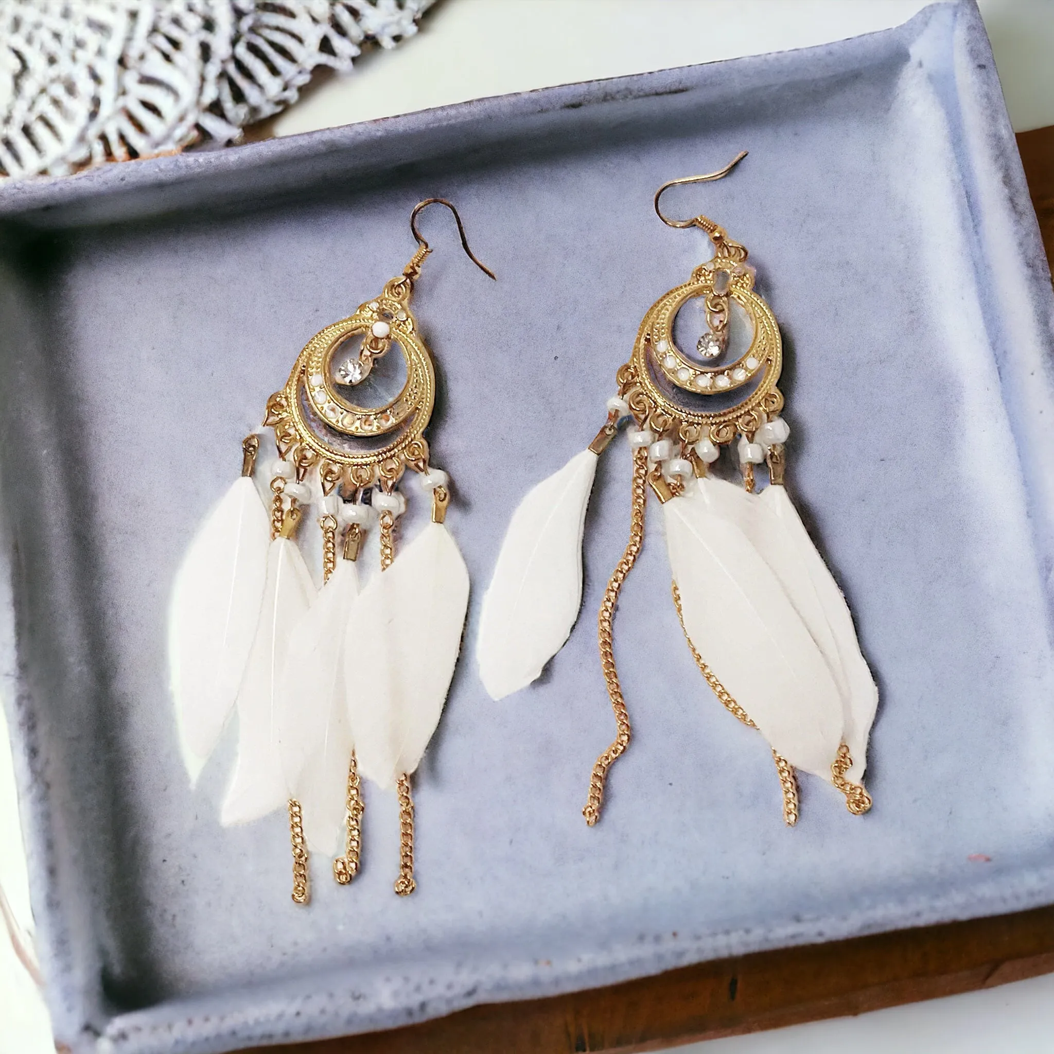 White Feather Dangle Chain Earrings: Elegant Bohemian Accents for Effortlessly Chic Looks